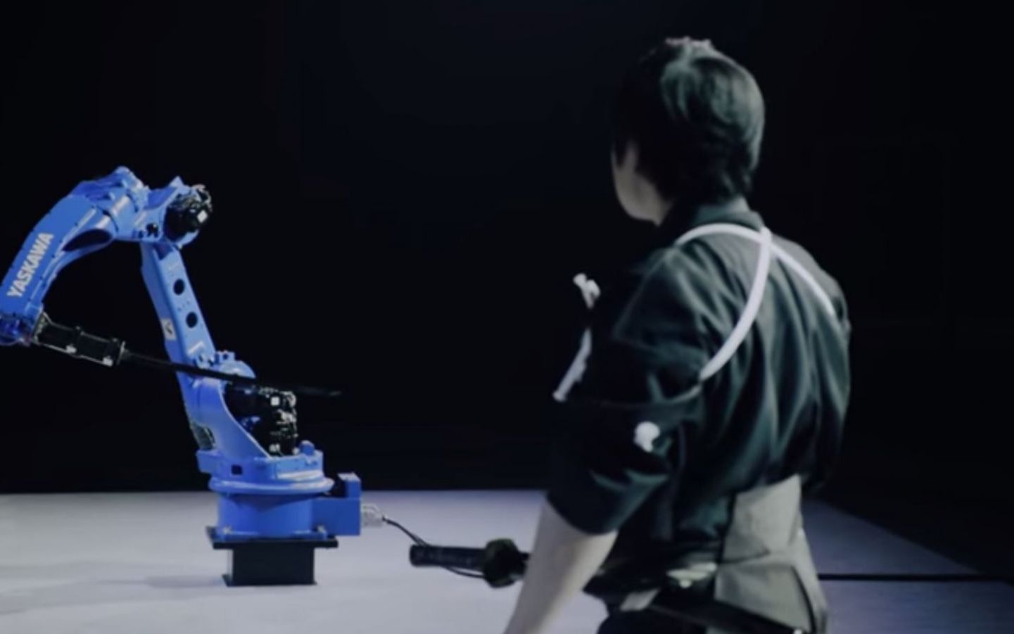 Primul Robot Samurai Manuieste Sabia La Fel De Bine Ca Un Maestru In Artele Martiale Video
