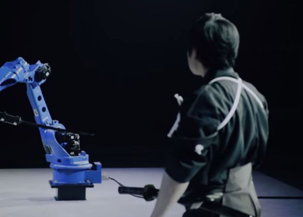 Primul robot-samurai! Manuieste sabia la fel de bine ca un maestru in artele martiale! VIDEO Primul Robot Samurai Manuieste Sabia La Fel De Bine Ca Un Maestru In Artele Martiale Video