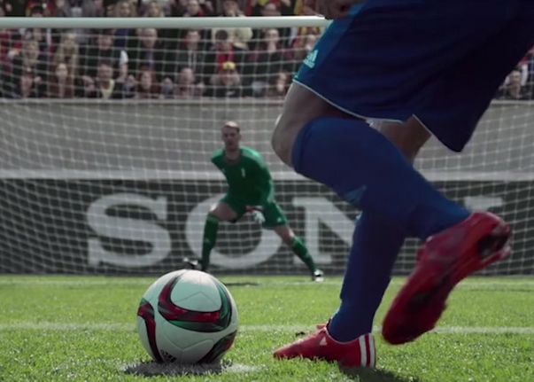 Cel Mai Bun Portar Din Lume Se Fotografiaza In Timp Ce Apara Un Penalty
