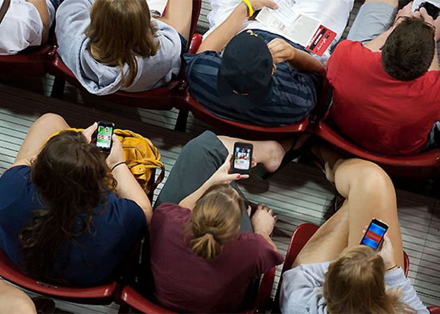 A fost suspendat imediat si risca sa fie arestat! Cum a incercat un profesor sa le blocheze elevilor accesul la telefoane A Fost Suspendat Imediat Si Risca Sa Fie Arestata Cum A Incercat Un Profesor Sa Le Blocheze Elevilor Accesul