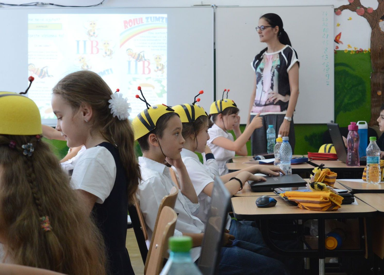 Cum este folosita tehnologia intr-o scoala din Bucuresti. Elevii invata mult mai bine cu ajutorul proiectoarelor interactive Cum Este Folosita Tehnologia Intr O Scoala Din Bucuresti Elevii Invata Mult Mai Bine Cu Ajutorul Proiectoarelor