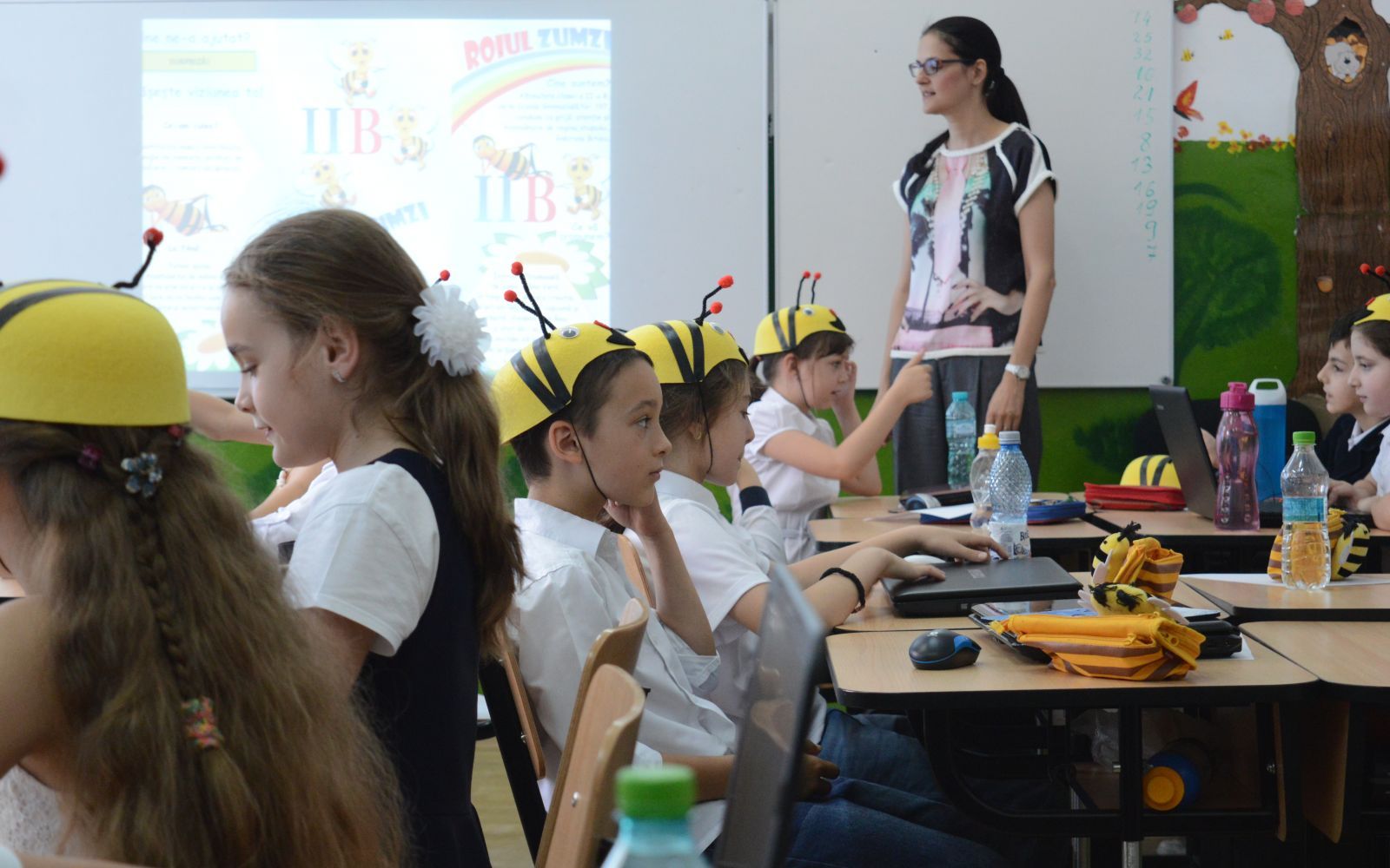 Cum este folosita tehnologia intr-o scoala din Bucuresti. Elevii invata mult mai bine cu ajutorul proiectoarelor interactive Cum Este Folosita Tehnologia Intr O Scoala Din Bucuresti Elevii Invata Mult Mai Bine Cu Ajutorul Proiectoarelor