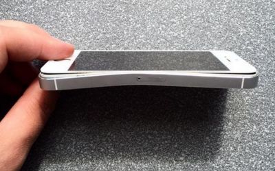 Un barbat a supravietuit unui accident tragic cu 2 morti datorita unui iPhone 5S! Cum i-a salvat viata telefonul