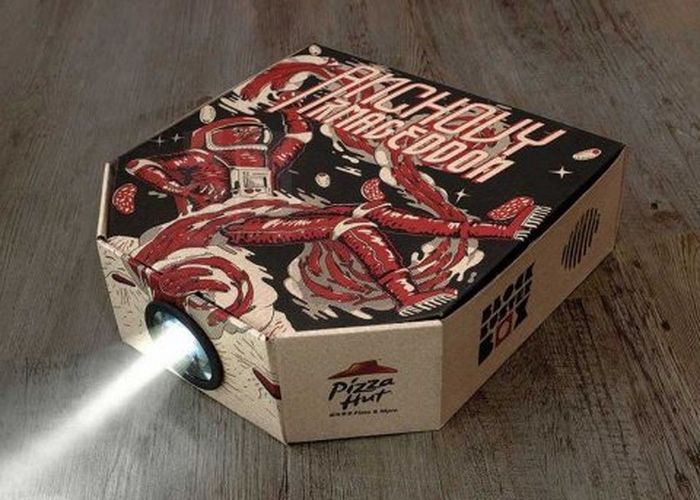 Pizza Hut Are O Cutie Care Se Transforma Intr Un Proiector De Filme Cu Ajutorul Smartphone Ului 1