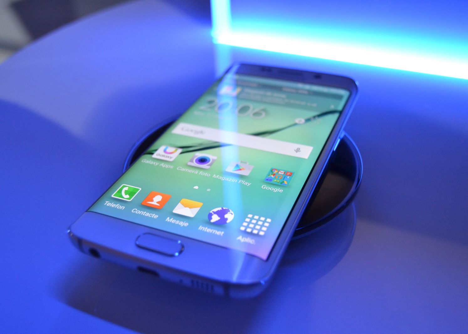 A platit 91.000 de dolari pentru un Galaxy S6 edge! De ce a cheltuit o suma atat de mare pentru acest telefon A Platit 91 000 De Dolari Pentru Un Galaxy S6 Edge De Ce A Cheltuit O Suma Atat De Mare Pentru Acest Telefon
