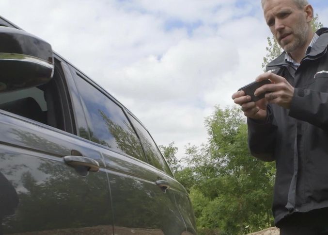 Range Rover a prezentat masina ce poate fi condusa printr-o aplicatie de pe smartphone Range Rover A Prezentat Masina Ce Poate Fi Condusa Printr O Aplicatie De Pe Smartphone
