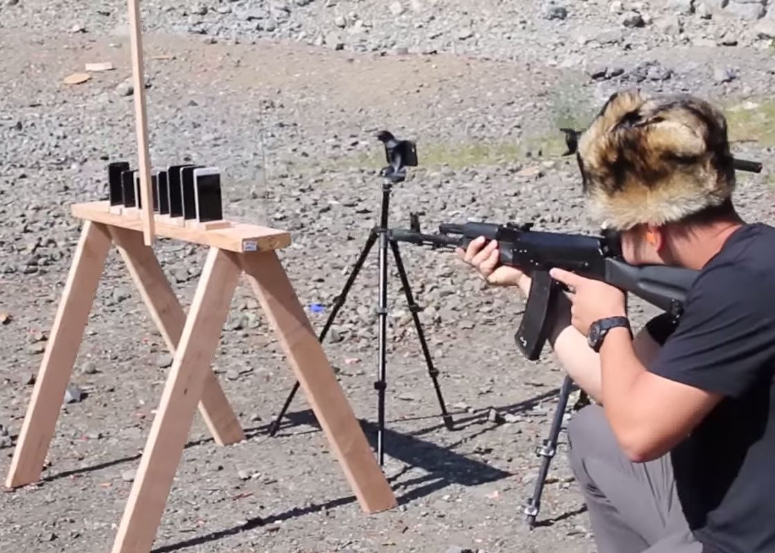 A Luat Un Ak 74 Si 8 Iphone Uri 2 5 Milioane De Oameni S Au Uitat La Aceste Imagini Cate Telefoane A Distrus