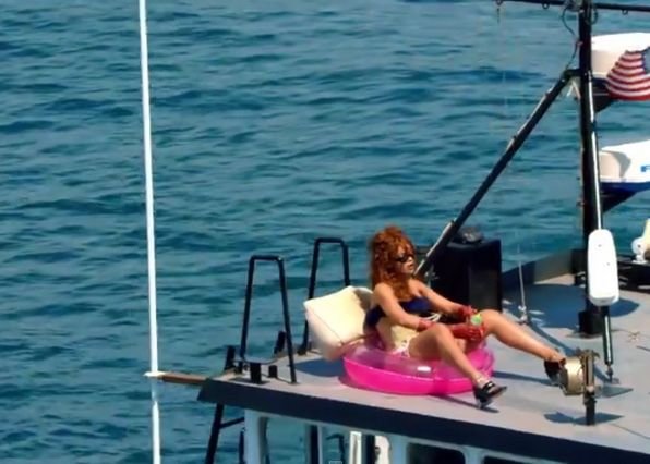 Rihanna A Fost Desemnata Cel Mai De Succes Artist Din Istorie In Ziua In Care A Lansat Un Videoclip Controversat