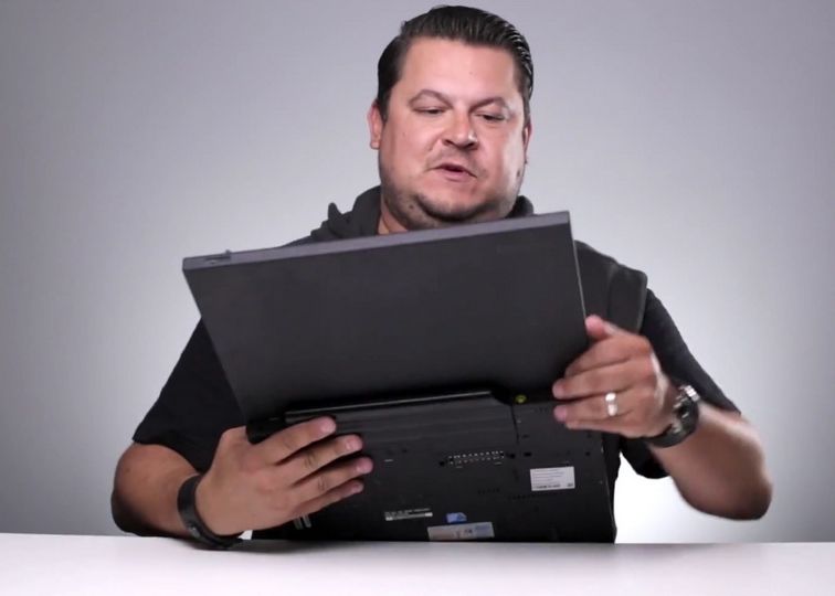 Bobonete iti demonstreaza ca orice laptop se poate plia. Oarecum. VIDEO Vezi De Ce Si A Distrus Bobonete Laptopul Video