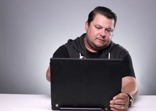 Mihai Bobonete Iti Arata Ca Toate Laptopurile Au Ecran Tactil Numai Ca La Unele Trebuie Sa Apesi Bdquo