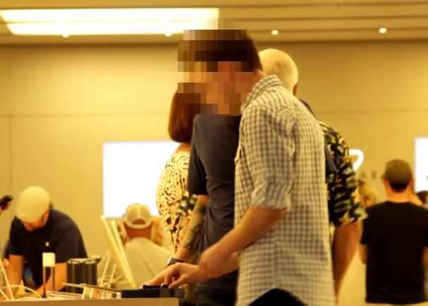 Farsa Cu Final Total Neasteptat Ce S A Intamplat Cand A Distrus Un Apple Watch De 10 000 De Dolari In