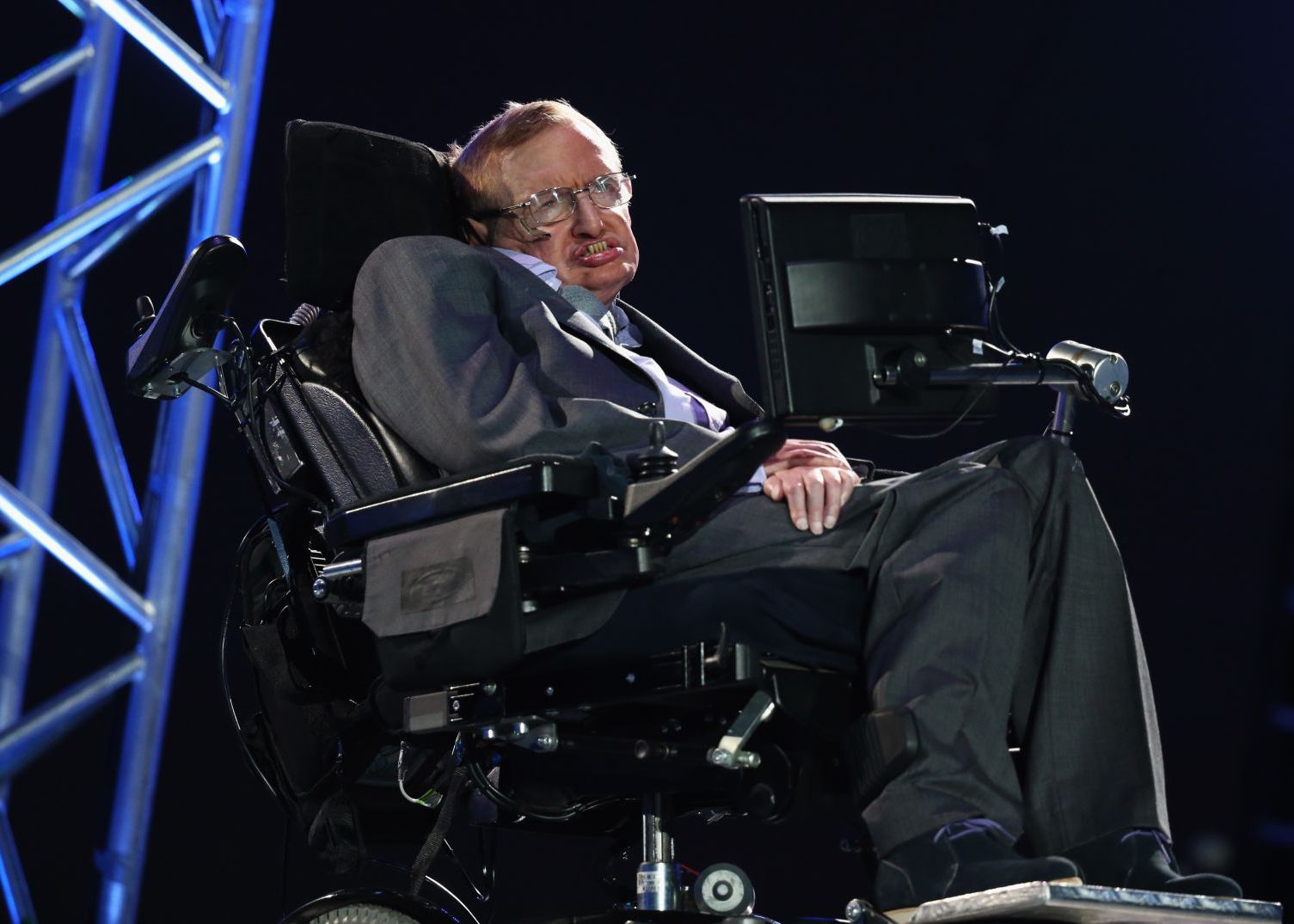 Stephen Hawking A Facut Primul Pas In Lupta Cu Inteligenta Artificiala Daca Nu Ne Oprim Un Razboi Este