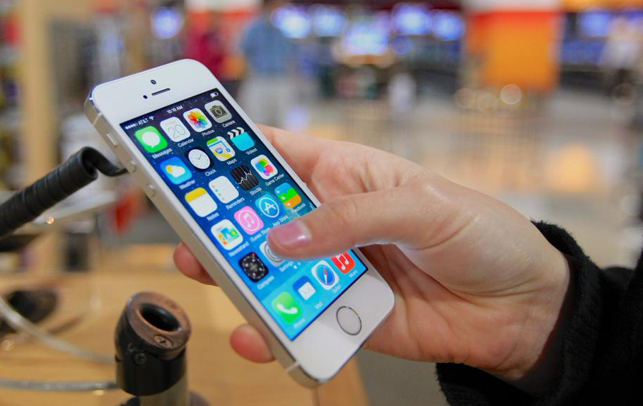 Si-a cumparat de la 3 adolescenti mai multe cutii cu iPhone-uri! Ce a descoperit atunci cand le-a desfacut