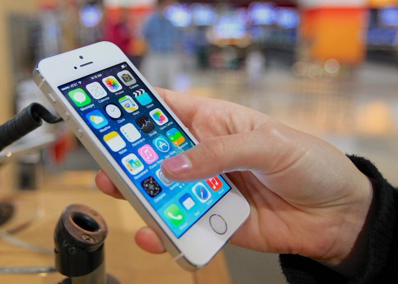 Si A Cumparat Un Iphone De Pe Strada Ce A Descoperit Atunci Cand A Desfacut Cutia