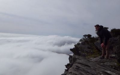 Un fenomen din fizica te va lasa fara cuvinte! Ce se intampla cu aceasta minge cand e aruncata de deasupra norilor! VIDEO