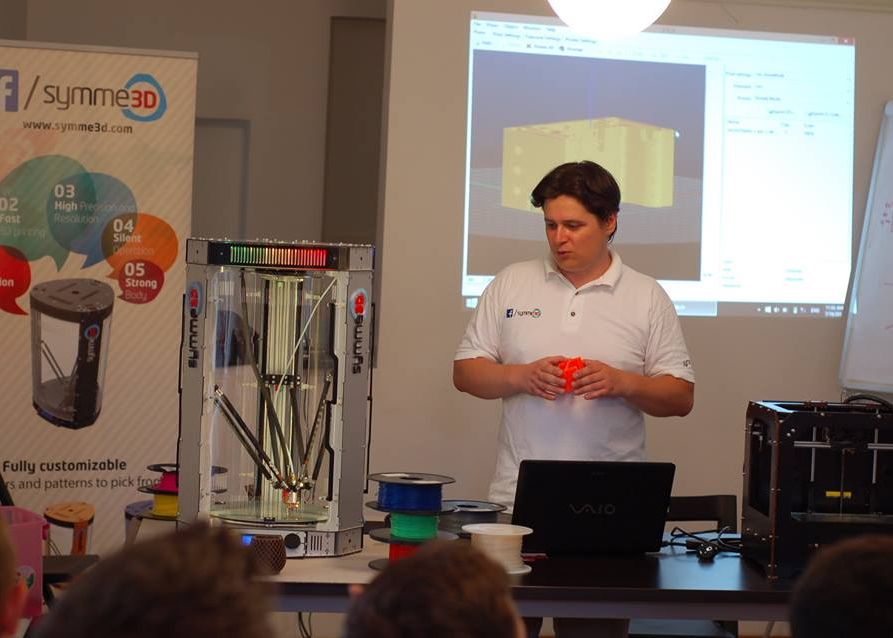 Romanul care a construit prima imprimanta 3D pe sistem delta din tara. „Ne batem cu birocratia” Romanul Care A Construit Prima Imprimanta 3d Pe Sistem Delta Din Romania Zne Batem Cu Birocratia