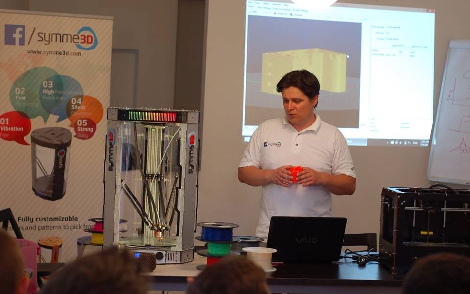 Romanul care a construit prima imprimanta 3D pe sistem delta din tara. „Ne batem cu birocratia” Romanul Care A Construit Prima Imprimanta 3d Pe Sistem Delta Din Romania Zne Batem Cu Birocratia