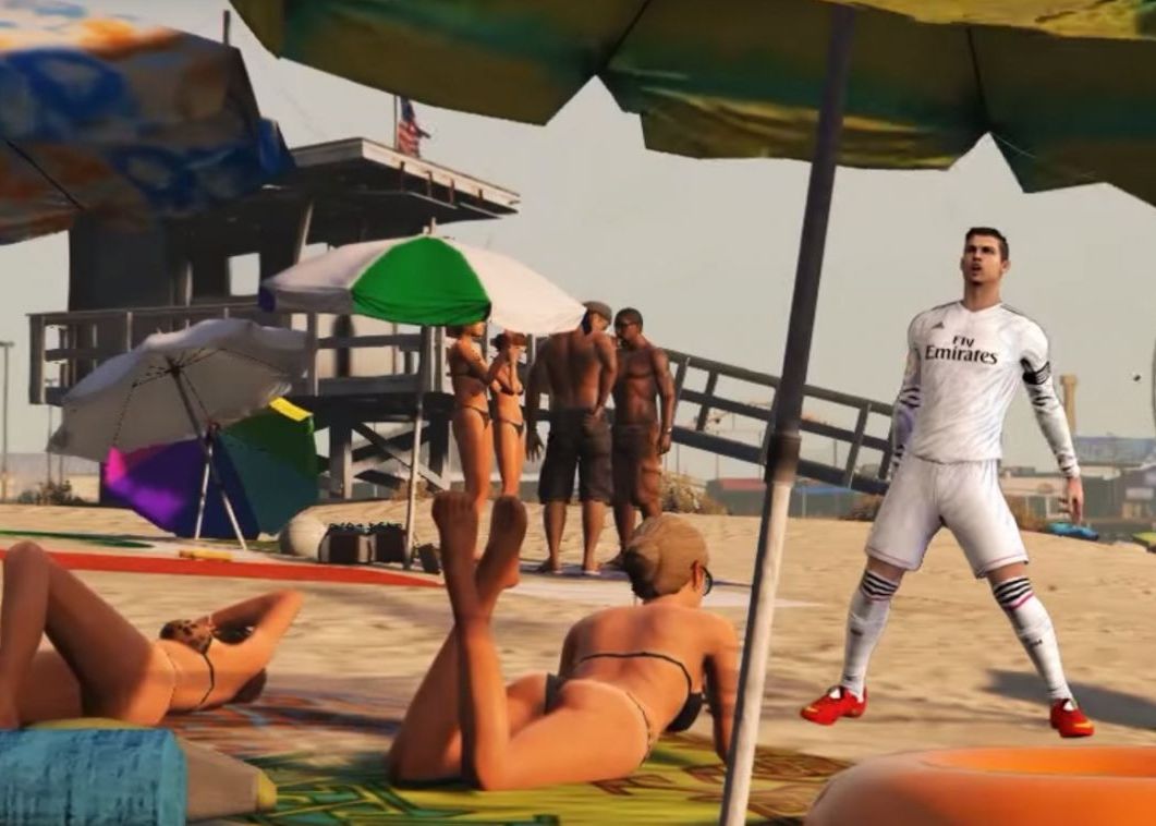 Cristiano Ronaldo Fura Masini Loveste Oameni Cu Mingea In Cap Si Jongleaza La Mare Inaltime Cum A Ajuns