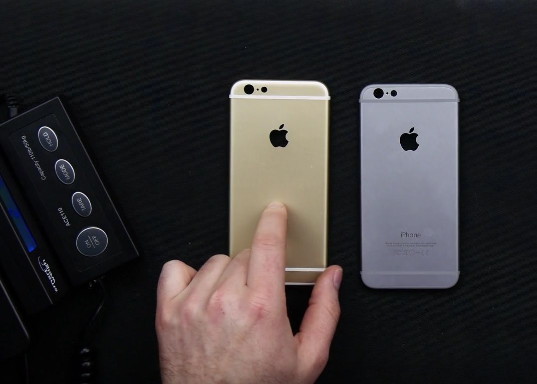 Clipul la care s-au uitat 500.000 de oameni in doar cateva ore! Ce se intampla cand incerci sa indoi un iPhone 6s Clipul La Care S Au Uitat 500 000 De Oameni In Doar Cateva Ore Ce Se Intampla Cand Incerci Sa Indoi Un