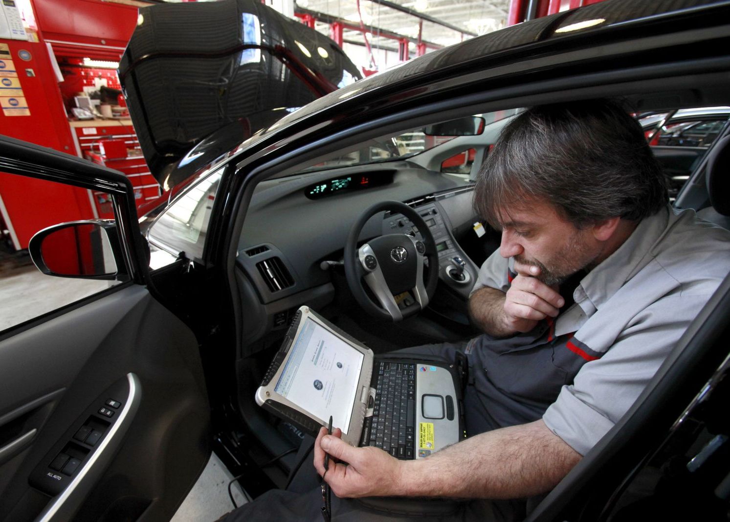 Producatorii auto se aliaza impotriva hackerilor Producatorii Auto Se Aliaza Impotriva Hackerilor