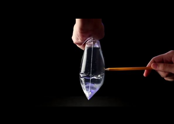 Ce Se Intampla Cand Intepi Cu Un Creion Aceasta Banala Punga Cu Apa Raspunsul Te Va Surprinde