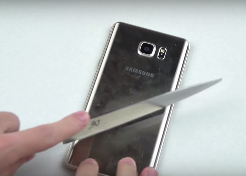 Teste Extreme Pentru Galaxy Note 5 A Fost Lovitu Cu Ciocanul Si Cutitul Ce S A Intamplat Dupa Primele