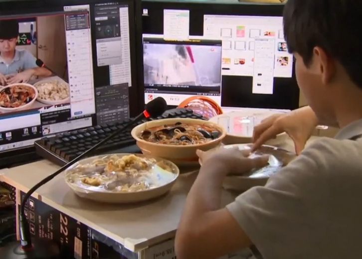 Sta In Fata Calculatorului Si Zeci De Mii De Oameni Se Uita La El Cum Castiga Zilnic 1 500 De Dolari Un