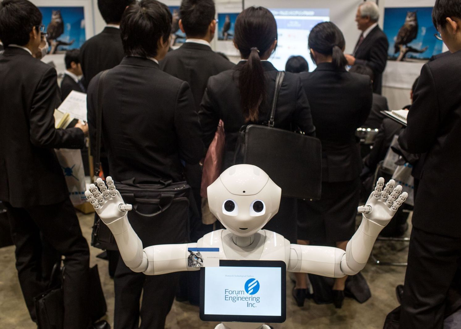 Un Barbat A Fost Arestat In Japonia Dupa Ce L A Atacat Pe Pepper Robotul Care Intelege Emotiile Umane