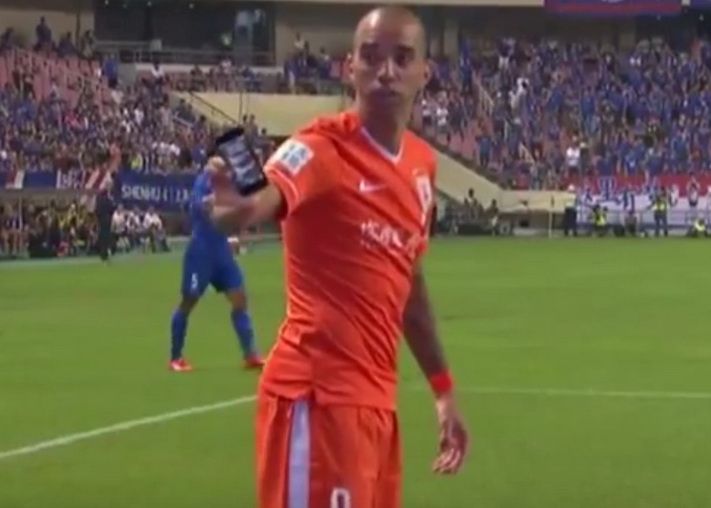 Un Jucator De Fotbal A Fost Lovit Cu Un Iphone Aruncat De Un Fan In Timpul Meciului