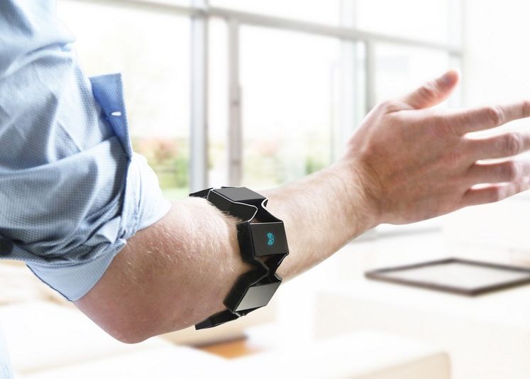 Robotul Dansator Si Bratara Care Controleaza De La Distanta Pc Ul Prezentate In Premiera Publicului Din