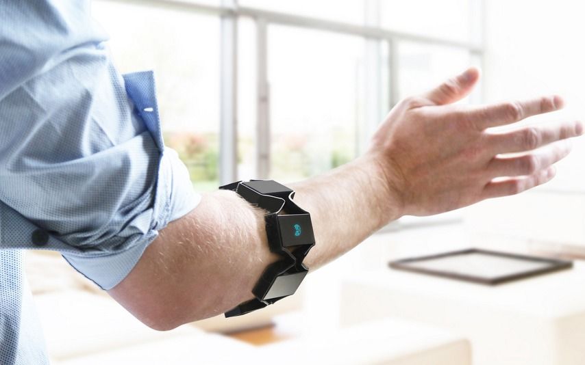 Robotul Dansator Si Bratara Care Controleaza De La Distanta Pc Ul Prezentate In Premiera Publicului Din