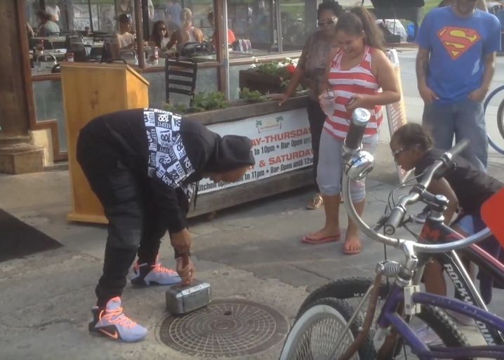 Farsa La Care S Au Uitat 4 Milioane De Oameni In 4 Zile Cum A Inventat Un Barbat Ciocanul Lui Thor Pe