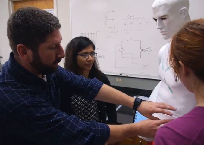 Acesti oameni de stiinta sunt pe punctul de a face ceva extraordinar cu hainele tale Acesti Oameni De Stiinta Sunt Pe Punctul De A Face Ceva Extraordinar Cu Hainele Tale