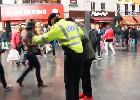 A Fost Prinsa In Timp Ce Incalca Legea Ce Facea O Politista In Mijlocul Orasului