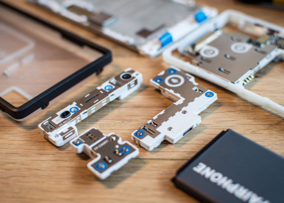 Primul Telefon Modular Din Lume Va Fi Pus In Vanzare In Europa E Incredibil Ce Poata Sa Faca Cat Va Costa