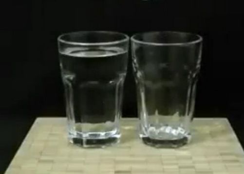 Fenomenul pe care nu il crezi daca nu il vezi cu ochii tai! Cum muti apa dintr-un pahar plin intr-unul gol fara sa le atingi Fenomenul Pe Care Nu Il Crezi Daca Nu Il Vezi Cu Ochii Tai Cum Muti Apa Dintr Un Pahar Plin Intr Unul
