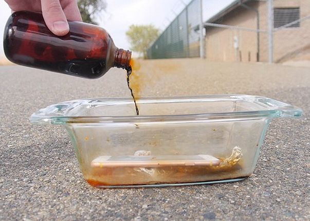 Cu siguranta, nu trebuie sa incercati asta! A turnat brom peste un iPhone 6s! A fugit imediat in alta directie Cu Siguranta Nu Trebuie Sa Incercati Asta A Turnat Brom Peste Un Iphone 6s A Fugit Imediat In Alta Directie