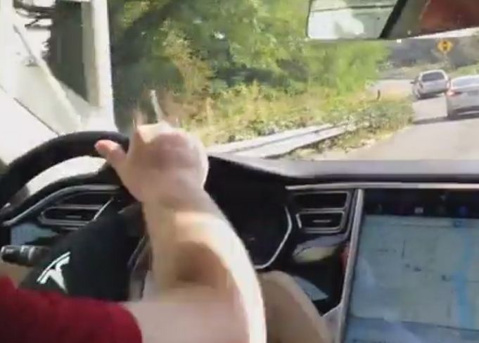 La un pas de moarte! Ce s-a intamplat cand a luat mainile de pe volanul unei masini aflata pe pilot automat La Un Pas De Moarte Ce S A Intamplat Cand A Luat Mainile De Pe Volanul Unei Masini Aflata Pe Pilot Automat