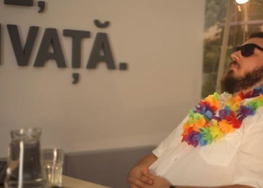 Bunica Facea Gogosele Si A Dat Cu Faina Peste Tot Laptop Ul Momentul Genial Care Ii Baga In Vacanta Pe