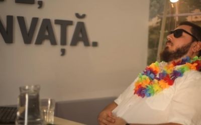 Bunica facea gogosele si a dat cu faina peste tot laptop-ul . Momentul genial care ii baga in vacanta pe baietii de la IT