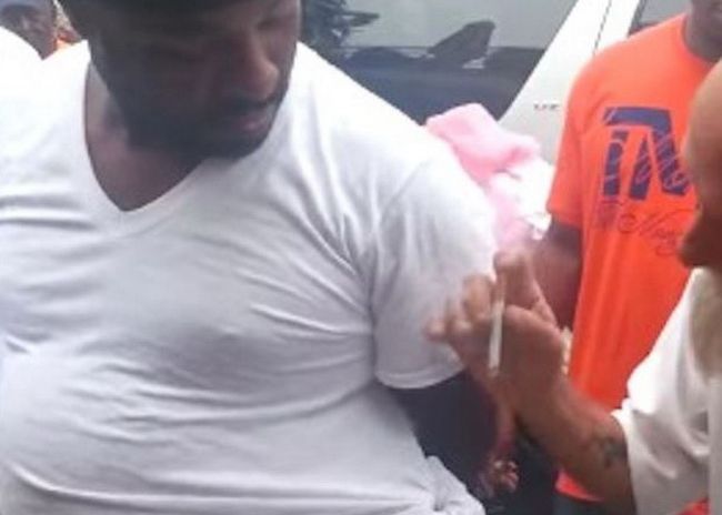 Un Homeless A Uimit Lumea Pe Strada Cu Un Truc De Magie Cum A Putut Sa Faca O Tigara Sa Dispara