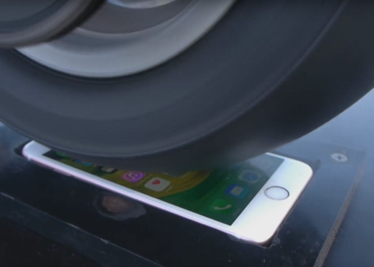 Au pus un iPhone 6s sub roata unei motociclete! Cum arata telefonul la final Au Pus Un Iphone 6s Sub Roata Unei Motociclete Cum Arata Telefonul La Final