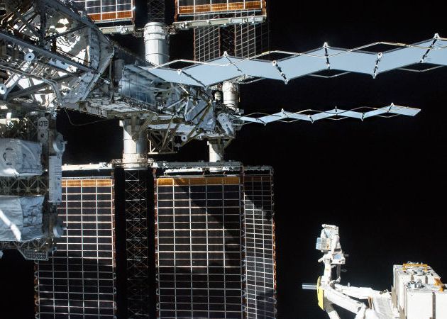 Vezi Astronautul Din Imaginea Asta Un Angajat Nasa Repara Statia Spatiala Internationala