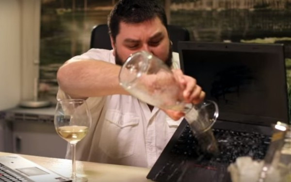 Laptop-ul tau a fost provocat la Ice Bucket Challenge . Micutzu iti prezinta metoda prin care faci sprit direct pe tastatura