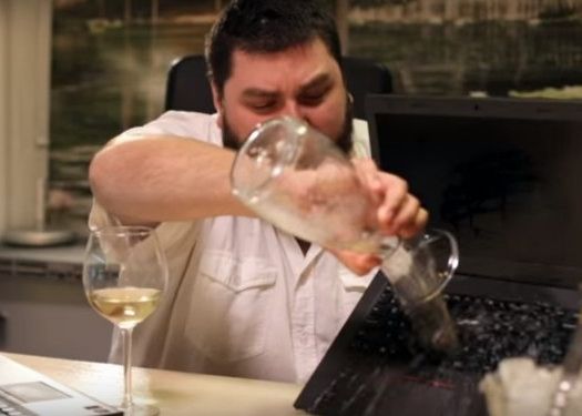 Laptop Ul Tau A Fost Provocat La Ice Bucket Challenge Micutzu Iti Prezinta Metoda Prin Care Faci Sprit