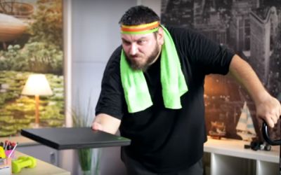 S-a suit cu picioarele pe el si a inceput sa sara. Laptop-ul pe care Micutzu l-a testat cu toata forta sa. VIDEO