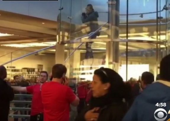 Momente De Teroare La Un Magazin Apple Ce A Scos Un Barbat Din Ghiozdan