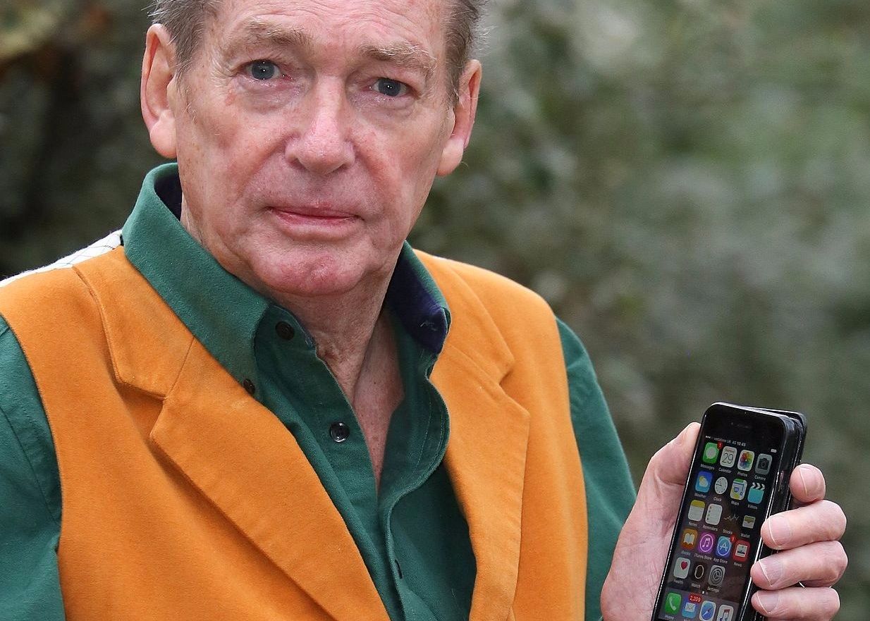 Apple si-a gasit nasul: Este absolut fabulos, o victorie monumentala! Ce a patit un barbat de 68 de ani dupa ce si-a dus iPhone-ul la reparat Apple Si A Gasit Nasul Este Absolut Fabulos O Victorie Monumentala Ce A Patit Un Barbat De 68 De Ani Dupa