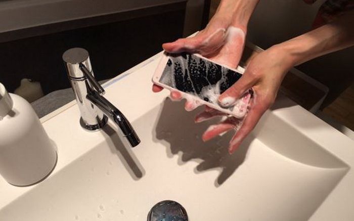 Primul Telefon Care Se Poate Spala Cu Sapunul A Fost Lansat Are Functii Spectaculoase Si Nu Costa Mult