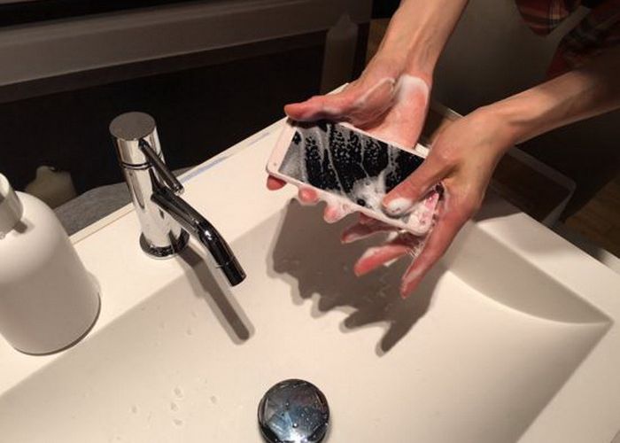 Primul Telefon Care Se Poate Spala Cu Sapunul A Fost Lansat Are Functii Spectaculoase Si Nu Costa Mult